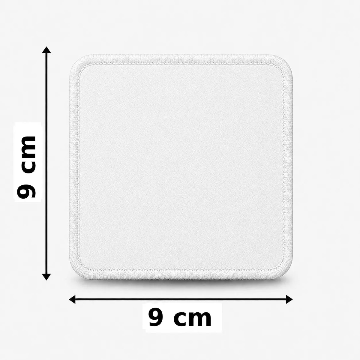 Vierkant geborduurd embleem 9×9 cm in wit